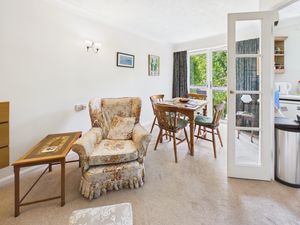 LIVING ROOM- click for photo gallery